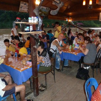 eten op drijvende restaurant 